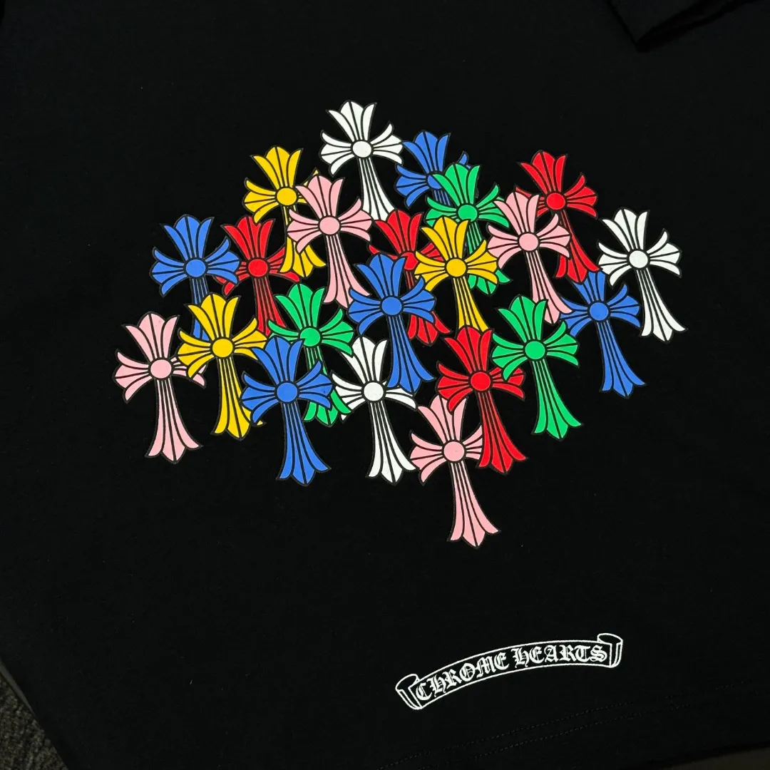 P180 Chrome Hearts Chrome Hearts 25 high version. The fabric is made of 300 grams of high-density cotton. It does not deform or shrink. It has three labels. It is the same style for men and women. Technology: Digital printing. Color: White. Black. SIZE: S-XL.